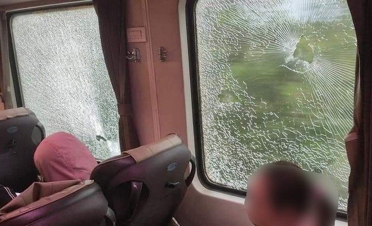 Tìm ra nhóm học sinh ném đá vào tàu hỏa đang chạy khiến hàng trăm hành khách hoảng loạn - Ảnh 1. Tìm ra nhóm học sinh ném đá vào tàu hỏa đang chạy khiến hàng trăm hành khách hoảng loạn - Ảnh 1.