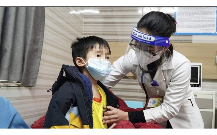 Bé trai 7 tuổi nói sảng, di chứng hậu COVID-19 nặng nề