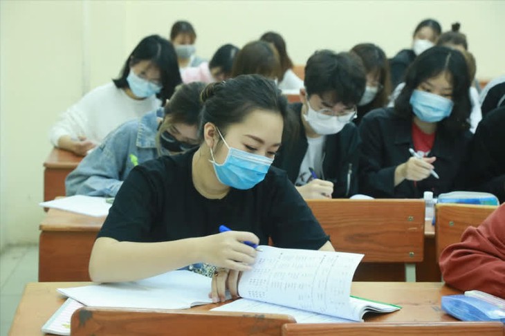 Nhiều trường đại học thay đổi kế hoạch đi học trực tiếp vì ca mắc COVID-19 tăng cao - Ảnh 2. Nhiều trường đại học thay đổi kế hoạch đi học trực tiếp vì ca mắc COVID-19 tăng cao - Ảnh 2.