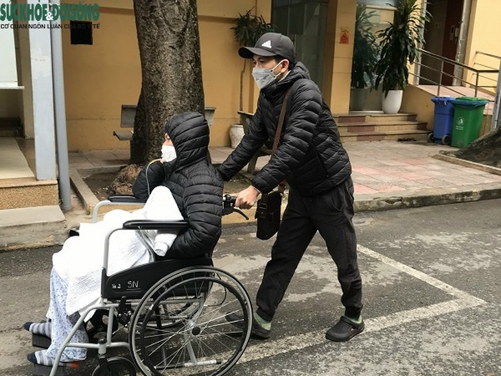 Rét thế này, người bệnh cũng khổ, người nhà cũng khổ - Ảnh 9.