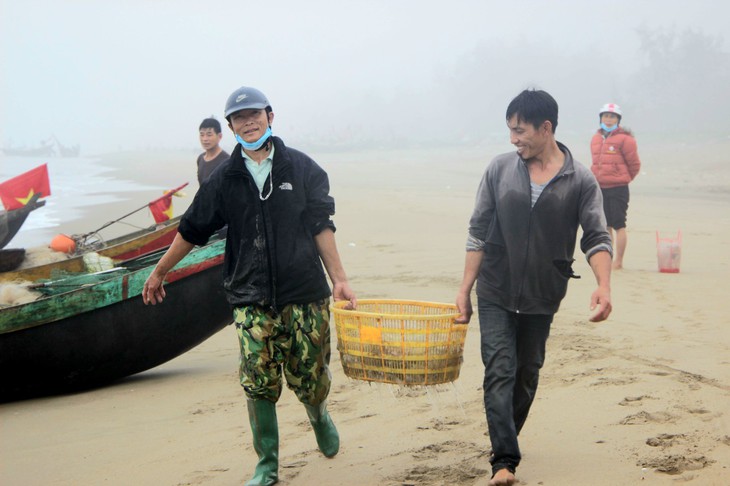 Sứa biển vào mùa, ngư dân Hà Tĩnh "đội rét" thu về hàng triệu đồng mỗi ngày  - Ảnh 10.