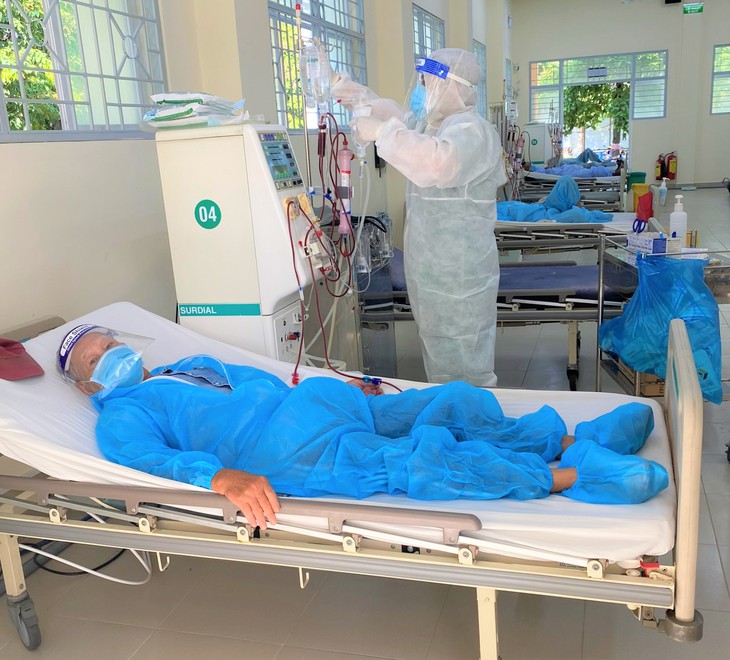 Trọn vẹn niềm tin nơi chạy thận cho bệnh nhân đang cách ly - Ảnh 1.