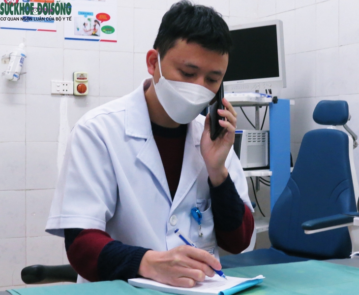 Những bác sĩ trẻ đồng hành cùng F0: "Không bỏ lỡ cuộc điện thoại nào" - Ảnh 1.