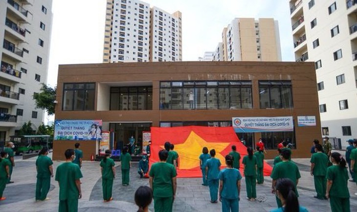 Màu áo blouse trắng sẽ mãi là điểm tựa cho người dân ở mọi thời điểm - Ảnh 1.