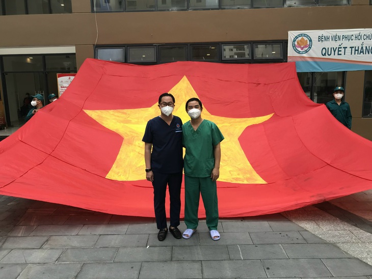 Câu chuyện về những cặp vợ chồng gác lại niềm riêng, 'lao' vào cuộc chiến với COVID-19 - Ảnh 2. Câu chuyện về những cặp vợ chồng gác lại niềm riêng, 'lao' vào cuộc chiến với COVID-19 - Ảnh 2.