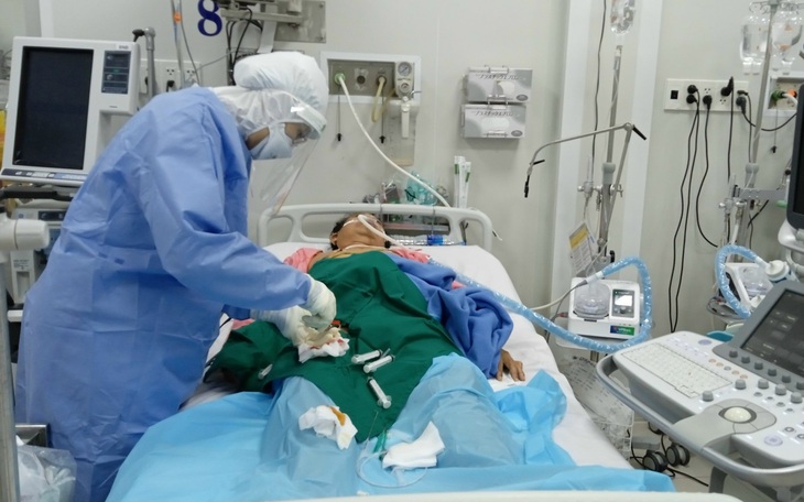 Câu chuyện về những cặp vợ chồng gác lại niềm riêng, "lao" vào cuộc chiến với COVID-19