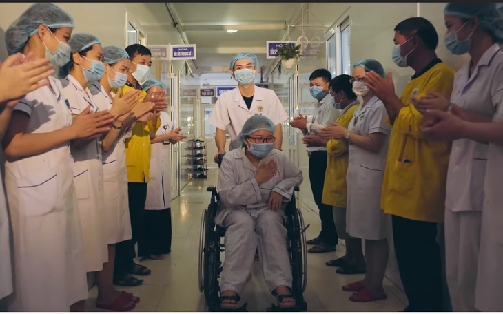 Sao Mai Hiền Anh biết ơn các y bác sĩ bằng ‘Giữ mãi những nụ cười’