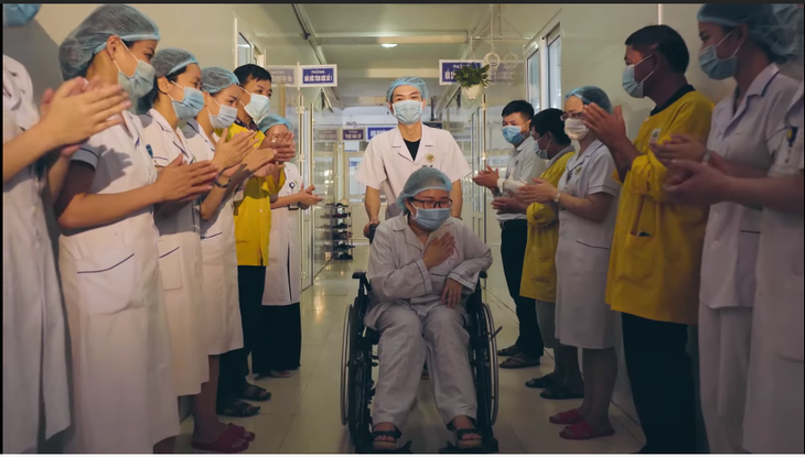 ‘Sao Mai’ Hiền Anh và chồng biết ơn các y bác sĩ bằng ‘Giữ mãi những nụ cười’ - Ảnh 8.