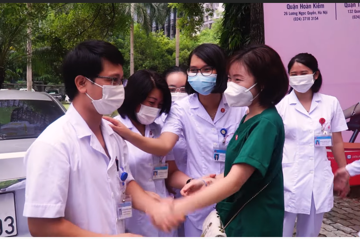 ‘Sao Mai’ Hiền Anh và chồng biết ơn các y bác sĩ bằng ‘Giữ mãi những nụ cười’ - Ảnh 7.