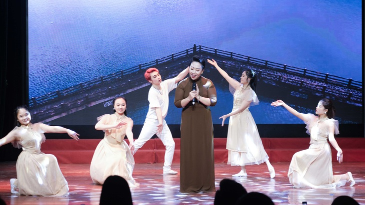 ‘Sao Mai’ Hiền Anh và chồng biết ơn các y bác sĩ bằng ‘Giữ mãi những nụ cười’ - Ảnh 13.