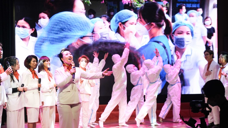 ‘Sao Mai’ Hiền Anh và chồng biết ơn các y bác sĩ bằng ‘Giữ mãi những nụ cười’ - Ảnh 12.