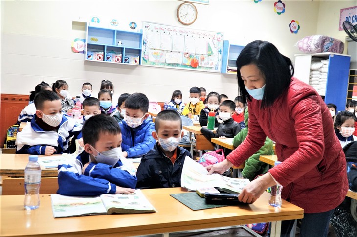Hà Nội: Học sinh đi học trực tiếp theo tinh thần tự nguyện của gia đình - Ảnh 2. Hà Nội: Học sinh đi học trực tiếp theo tinh thần tự nguyện của gia đình - Ảnh 2.
