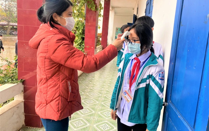 F0 liên tục tăng, học sinh đi học trực tiếp giảm, nhiều nơi tạm đóng cửa trường học