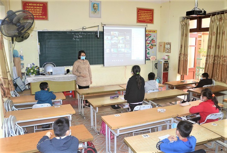 F0 liên tục tăng, học sinh đi học trực tiếp giảm, nhiều nơi phải tạm đóng cửa trường học - Ảnh 2. F0 liên tục tăng, học sinh đi học trực tiếp giảm, nhiều nơi phải tạm đóng cửa trường học - Ảnh 2.