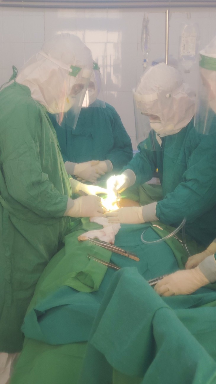 TTYT huyện lần đầu tiên phẫu thuật kịp thời cứu bệnh nhân COVID-19 chửa ngoài tử cung, có nhóm máu hiếm - Ảnh 1. TTYT huyện lần đầu tiên phẫu thuật kịp thời cứu bệnh nhân COVID-19 chửa ngoài tử cung, có nhóm máu hiếm - Ảnh 1.