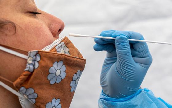 Nhiễm trùng đột phá Omicron ở người đã tiêm vaccine COVID-19 có thể tạo miễn dịch với các biến thể của SARS-CoV-2?