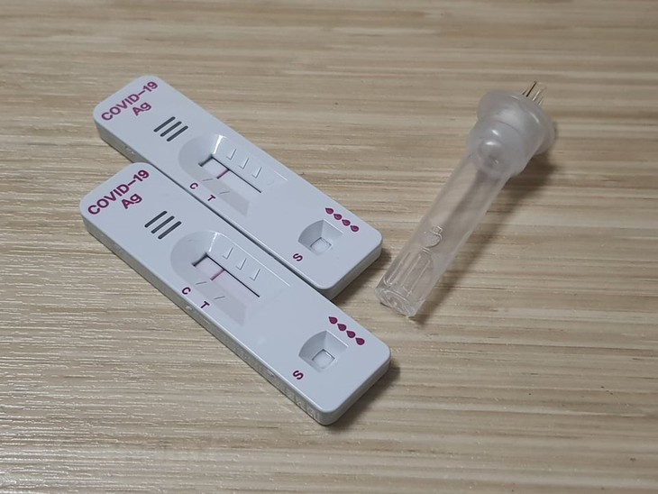 Người dân cần sử dụng ngay khi mở khay thử ra khỏi giấy bạc để đem lại hiệu quả tối ưu nhất.