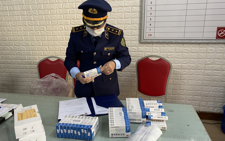 Thu giữ gần 1.000 viên thuốc điều trị COVID-19 nhập lậu 