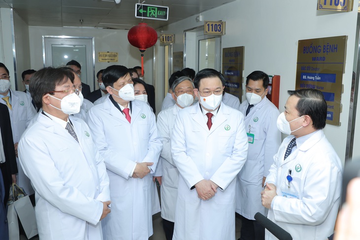 Những chiến sĩ áo trắng đã âm thầm, lặng lẽ dấn thân vì tính mạng và sức khỏe nhân dân... - Ảnh 1. Những chiến sĩ áo trắng đã âm thầm, lặng lẽ dấn thân vì tính mạng và sức khỏe nhân dân... - Ảnh 1.