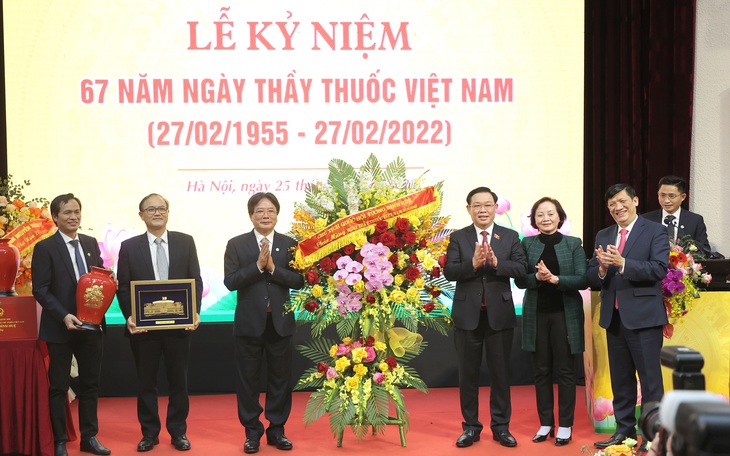 Chủ tịch Quốc hội: Trong cuộc chiến chống đại dịch COVID-19, đóng góp của đội ngũ cán bộ y tế không thể đong đếm được 