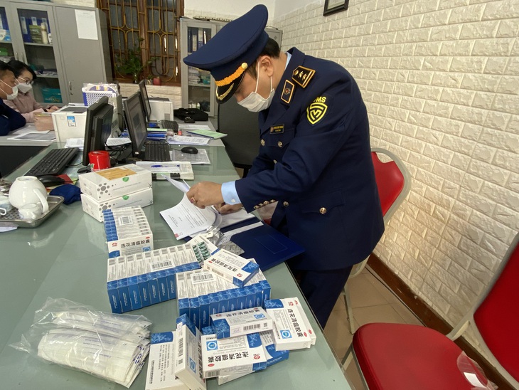 Lực lượng chức năng kiểm tra số thuốc không rõ nguồn gốc Lực lượng chức năng kiểm tra số thuốc không rõ nguồn gốc