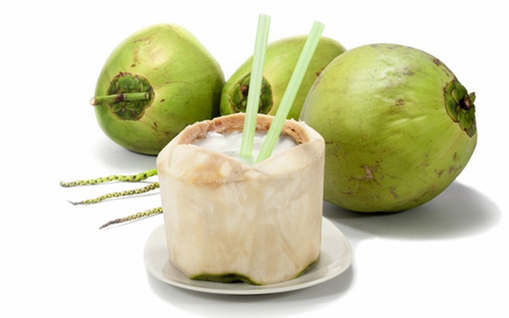 Người mắc COVID-19 có nên uống nước dừa không?