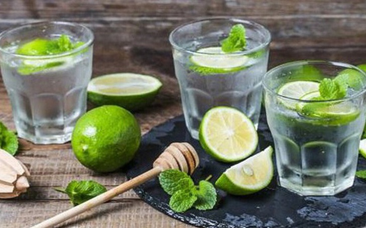Uống nước chanh vào buổi sáng lúc bụng đói: Lợi và hại thế nào?