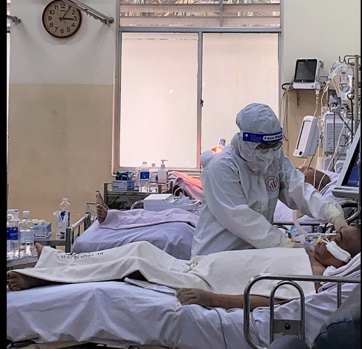 Mất cả cha lẫn mẹ, nữ điều dưỡng nén đau chống dịch - Ảnh 1.