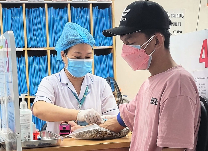 Mất cả cha lẫn mẹ, nữ điều dưỡng nén đau chống dịch - Ảnh 2.