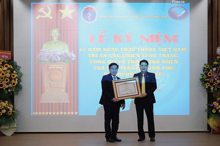 BVĐK Trung ương Quảng Nam tri ân bác sĩ tuyến đầu chống dịch - Ảnh 1. BVĐK Trung ương Quảng Nam tri ân bác sĩ tuyến đầu chống dịch - Ảnh 1.