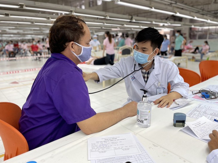 Bác sĩ tuyến đầu kiên trì chống dịch giữa lằn ranh sinh tử - Ảnh 3. Bác sĩ tuyến đầu kiên trì chống dịch giữa lằn ranh sinh tử - Ảnh 3.