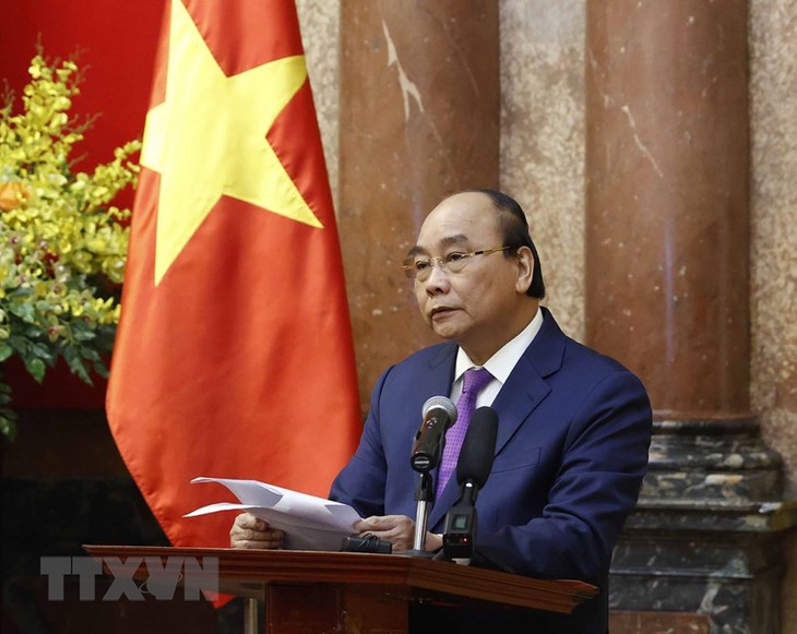 Chủ tịch nước Nguyễn Xuân Phúc: Tiếp tục quan tâm, chăm lo nhiều hơn nữa đến đội ngũ y bác sĩ, cán bộ y tế - Ảnh 1.
