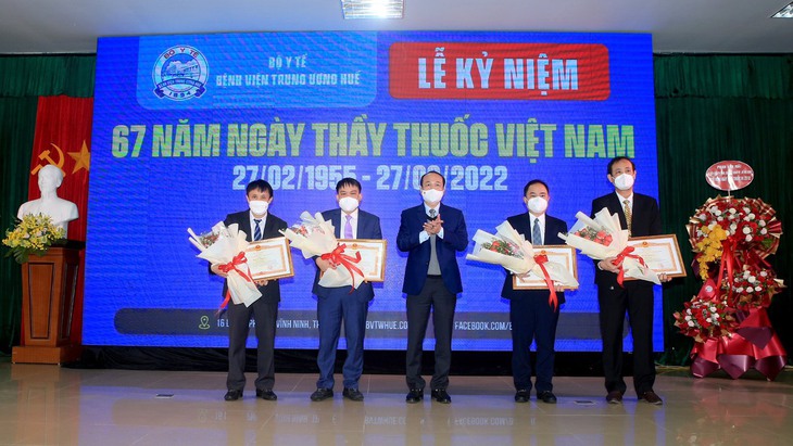 Tôn vinh những chiến sĩ áo trắng trong cuộc chiến chống dịch COVID-19 - Ảnh 1.