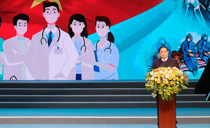 Thủ tướng: Khẩn trương nghiên cứu đề xuất ban hành chính sách đặc thù đối với nhân viên y tế - Ảnh 1. Thủ tướng: Khẩn trương nghiên cứu đề xuất ban hành chính sách đặc thù đối với nhân viên y tế - Ảnh 1.