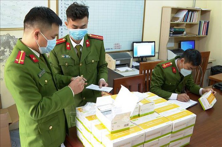 Công an thu giữ số bộ xét nghiệm COVID-19 không rõ nguồn gốc xuất xứ. Công an thu giữ số bộ xét nghiệm COVID-19 không rõ nguồn gốc xuất xứ.