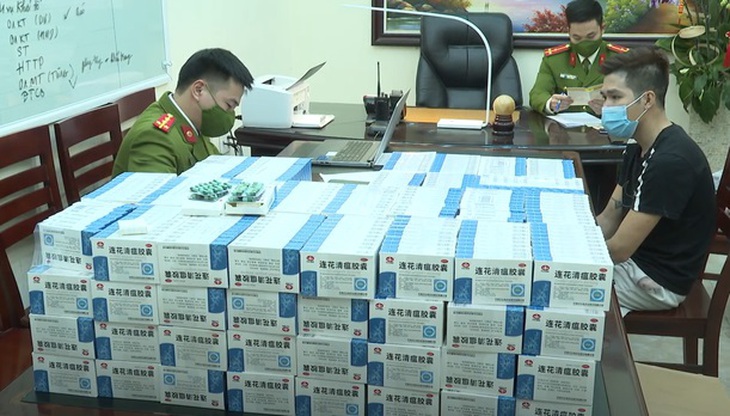 Đối tượng Nguyễn Văn Quế cùng số thuốc điều trị COVID-19 bị thu giữ tại cơ quan điều tra.