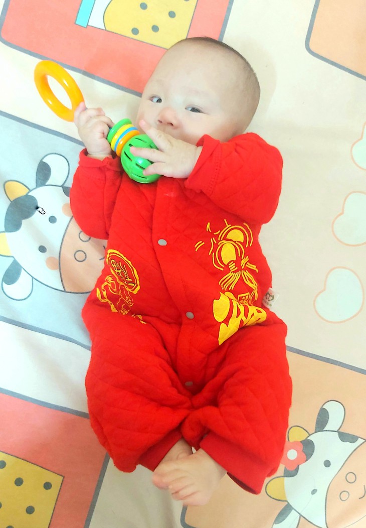 Bé sơ sinh nhỏ nhất Việt Nam hồi sinh ngoạn mục, nặng 4,8kg; người mẹ xúc động cảm ơn bác sĩ dịp Tết Nhâm Dần - Ảnh 1. Bé sơ sinh nhỏ nhất Việt Nam hồi sinh ngoạn mục, nặng 4,8kg; người mẹ xúc động cảm ơn bác sĩ dịp Tết Nhâm Dần - Ảnh 1.