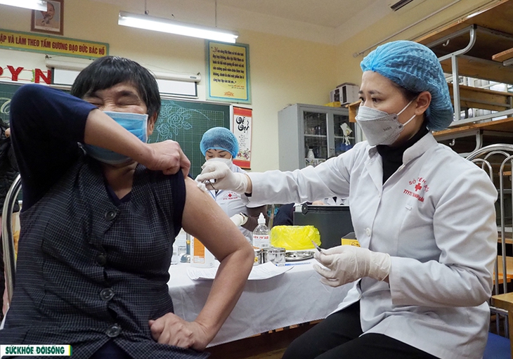 Bộ Y tế "nhắc" các địa phương quyết liệt tăng cường tiêm vaccine phòng COVID-19 mũi 3 cho người trên 18 tuổi - Ảnh 1. Bộ Y tế "nhắc" các địa phương quyết liệt tăng cường tiêm vaccine phòng COVID-19 mũi 3 cho người trên 18 tuổi - Ảnh 1.