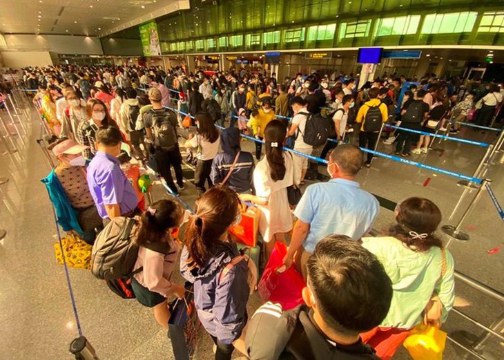 "Choáng" với vé máy bay cao ngất ngưởng, nhiều người không thể trở lại TP.HCM như dự định - Ảnh 4. "Choáng" với vé máy bay cao ngất ngưởng, nhiều người không thể trở lại TP.HCM như dự định - Ảnh 4.