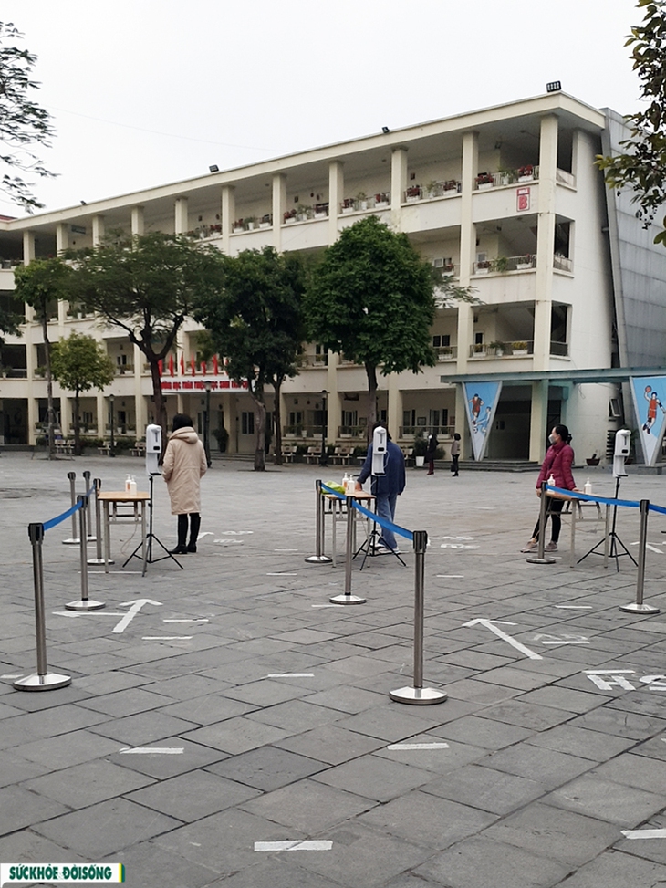 Giáo viên quận Cầu giấy diễn tập công tác đón học sinh trở lại trường học sau 9 tháng học Online - Ảnh 2.
