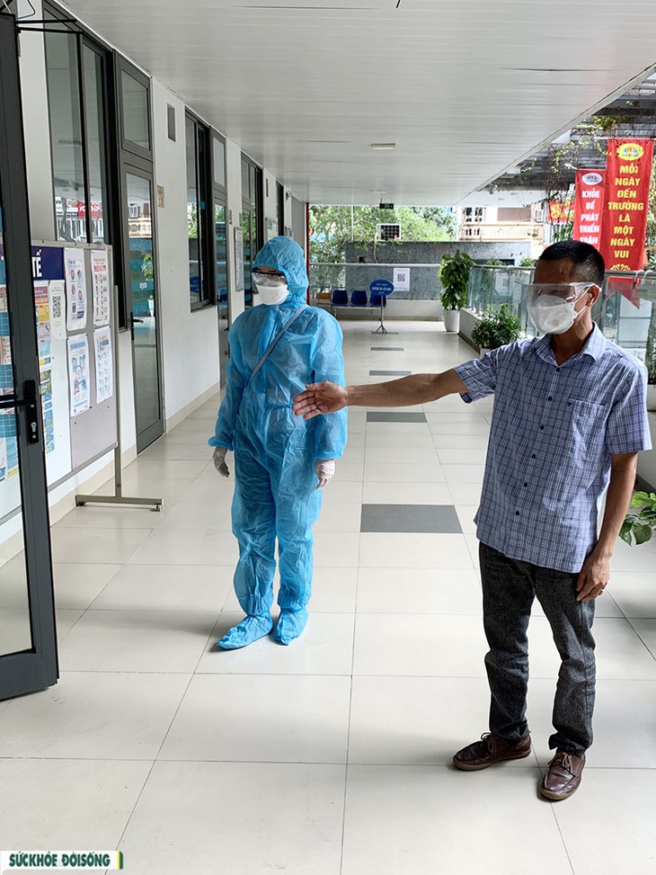 Giáo viên quận Cầu giấy diễn tập công tác đón học sinh trở lại trường học sau 9 tháng học Online - Ảnh 8.
