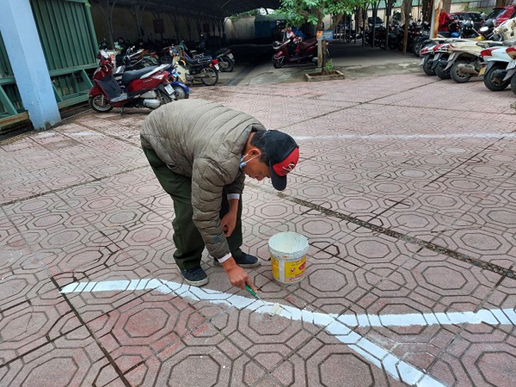 Trường học gấp rút chuẩn bị đón học sinh đến trường - Ảnh 2.