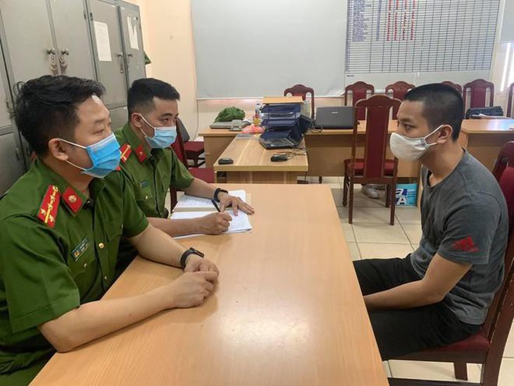 Cơ quan công an làm việc với đối tượng thực hiện hành vi chuyển tiền nhầm để lừa đảo.