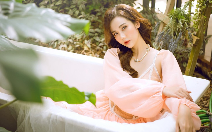 Vân Trang phim "Thương ngày nắng về" rũ bỏ phong cách công sở, khoe vóc dáng gợi cảm đầu năm