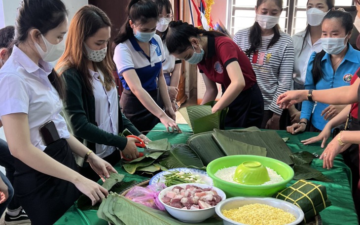 Tết cổ truyền Việt Nam đặc biệt của du học sinh Lào