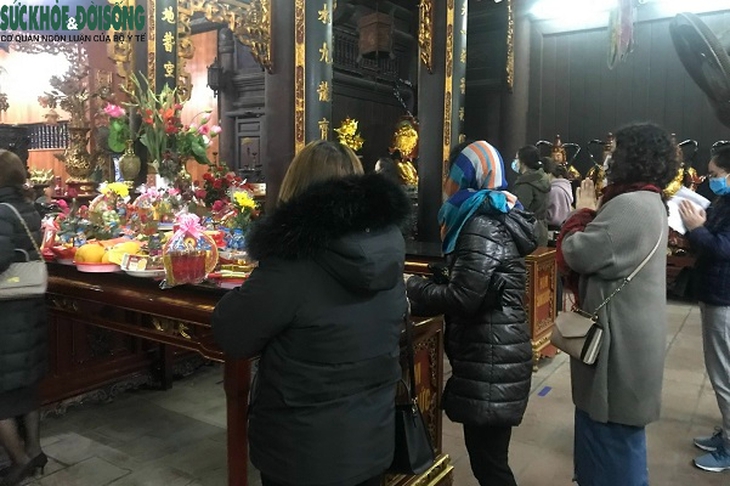 Hà Nội, dù mưa, rét nhiều người vẫn đến chùa hành lễ đầu năm - Ảnh 3.