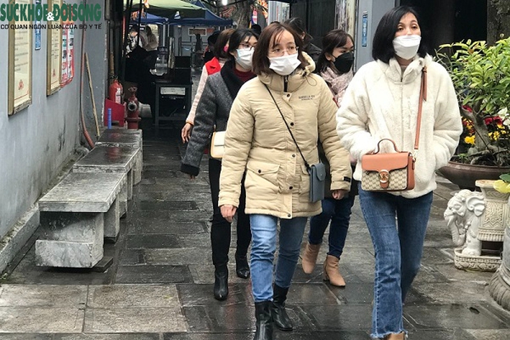 Hà Nội, dù mưa, rét nhiều người vẫn đến chùa hành lễ đầu năm - Ảnh 7.