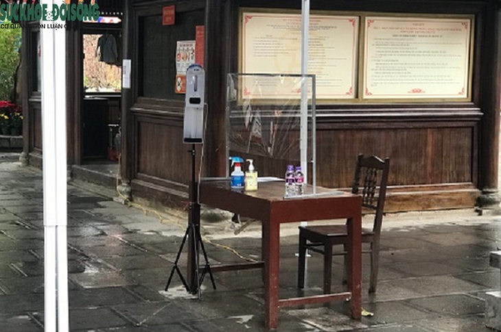 Hà Nội, dù mưa, rét nhiều người vẫn đến chùa hành lễ đầu năm - Ảnh 6.