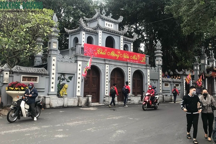 Hà Nội, dù mưa, rét nhiều người vẫn đến chùa hành lễ đầu năm - Ảnh 1.