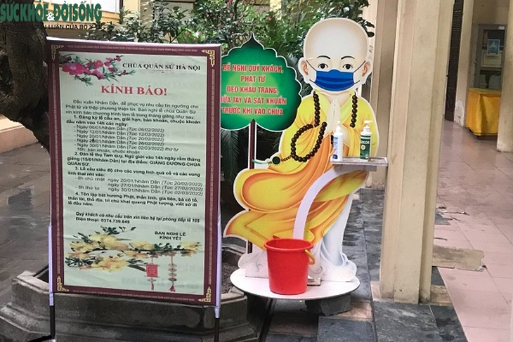 Hà Nội, dù mưa, rét nhiều người vẫn đến chùa hành lễ đầu năm - Ảnh 13.